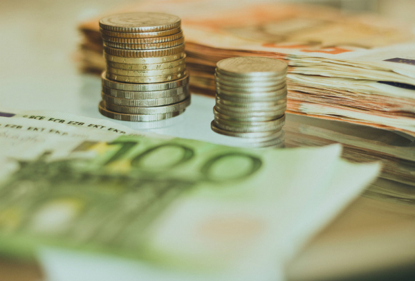   Официальный курс евро повысился более чем на рубль 