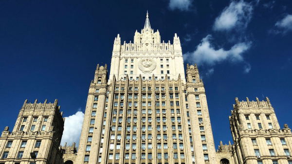 МИД России направил ноты протеста трем посольствам из-за радужных флагов