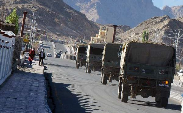 Индия меняет статус-кво в Гималаях: на границу с Китаем стягиваются войска