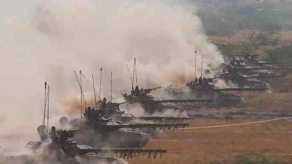 Индия выдвинула танки на границу с Китаем: азиатские гиганты стягивают силы
