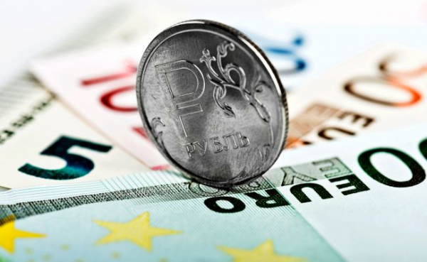 Призрак девальвации: курс рубля упал по отношению к евро
