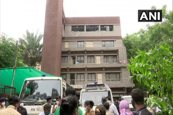   Восемь человек стали жертвами пожара в больнице на западе Индии 