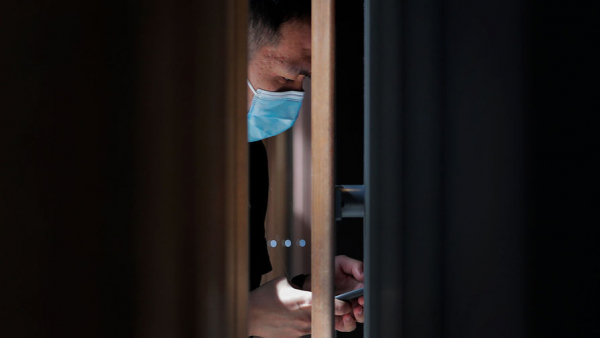 The Guardian: в КНР людей приковывают наручниками для борьбы с пандемией