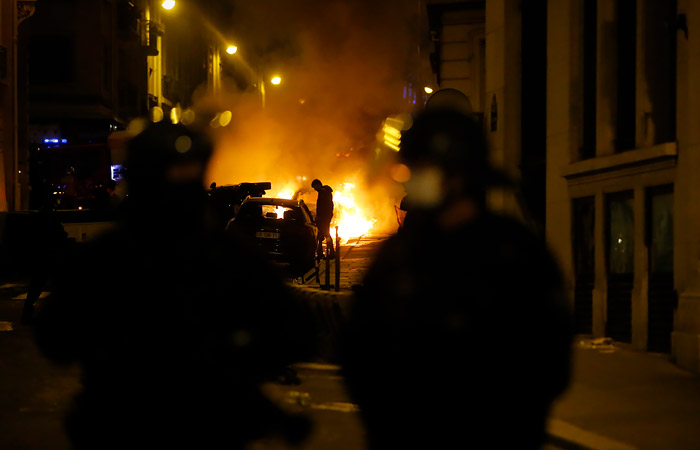 Парижская полиция в ходе беспорядков задержала 148 футбольных фанатов