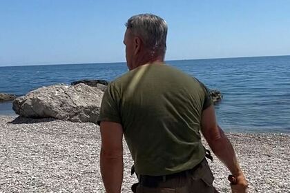 Действия гонявшего плетью туристов охранника на пляже в Крыму объяснили