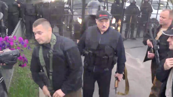 Лукашенко с автоматом в руках попал на видео