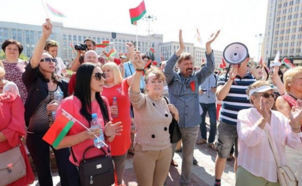 Лукашенко пришёл на митинг и был встречен овациями