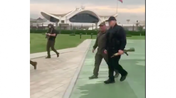 Лукашенко с автоматом в руках поблагодарил охранявших его силовиков