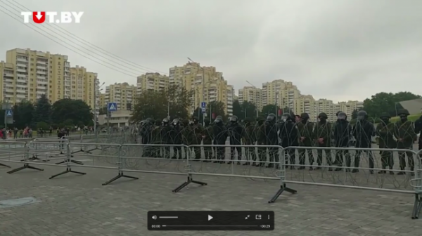 Минск: протестное шествие движется по центру города, куда стянуты военные