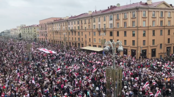 Минск: протестное шествие движется по центру города, куда стянуты военные