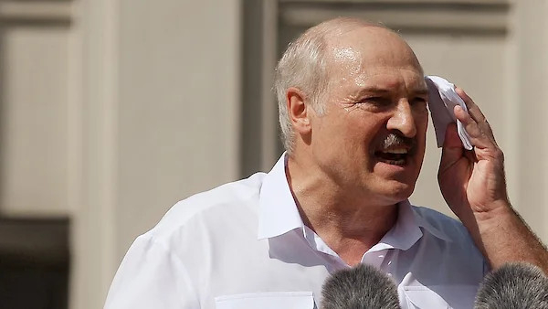 Опрос EADaily: более половины уверены, что Лукашенко удержится у власти