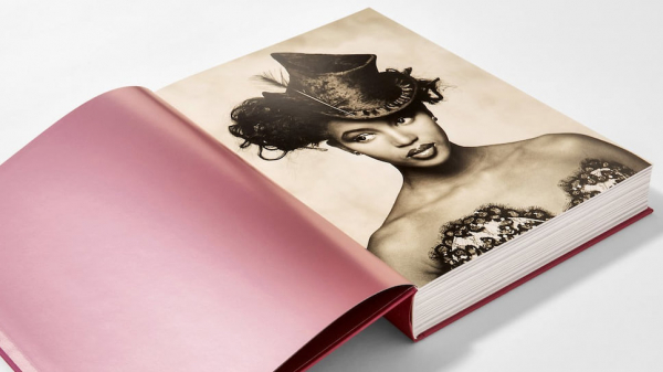 В издательстве Taschen вышла книга с лучшими снимками Наоми Кэмпбелл и ее размышлениями о моде