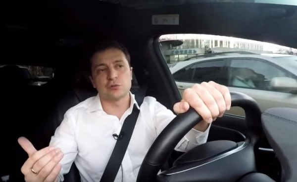 В Киеве сожгли автомобиль Tesla, на котором Зеленский записывал видеоролики