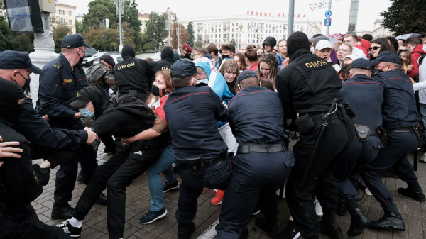 ОМОН разгоняет и задерживает митингующих студентов в Минске
