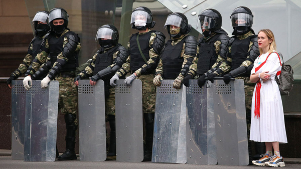 В Минске тысячи людей вышли к площади Независимости