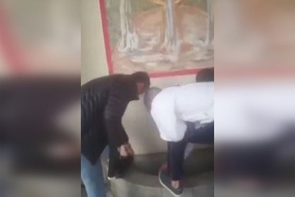 Помывших ботинки в православном источнике чеченцев заставят извиниться