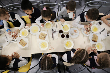 В России обеспечили горячим питанием всех школьников начальных классов