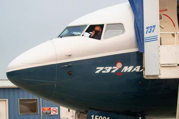   Глава авиарегулятора США положительно оценил испытательный полет Boeing 737 MAX 
