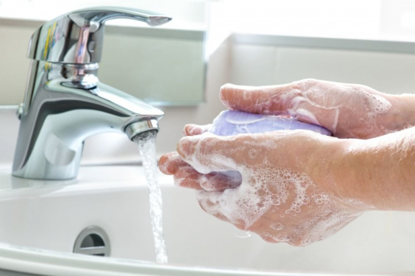 Роспотребнадзор: Мытье рук с мылом на треть снижает риск заражения COVID-19