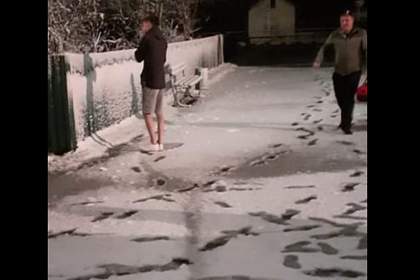 Житель российского региона встретил первый снег в шортах и кедах